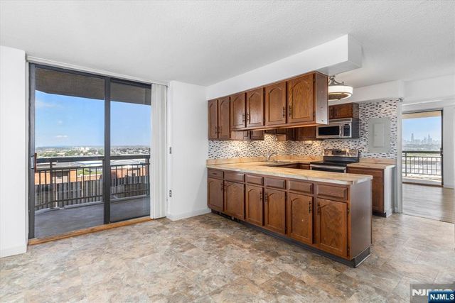 1705 Harmon Cove Tower, Secaucus, NJ 07094