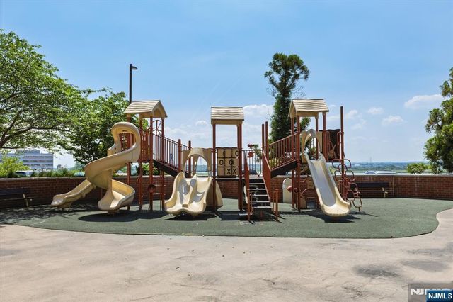 1705 Harmon Cove Tower, Secaucus, NJ 07094