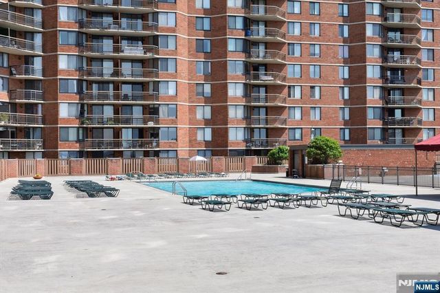 1705 Harmon Cove Tower, Secaucus, NJ 07094