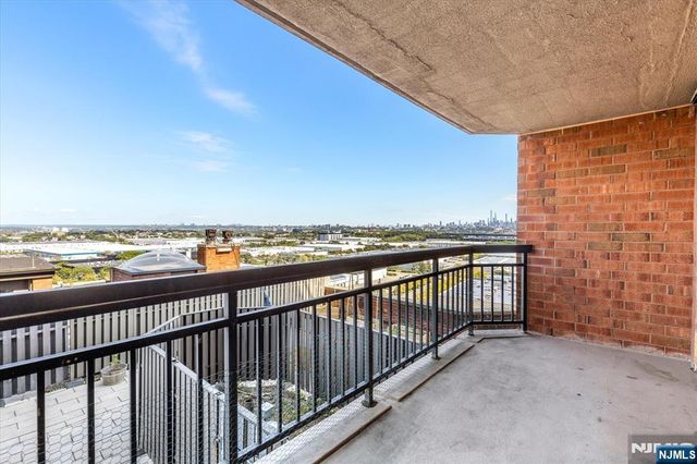 1705 Harmon Cove Tower, Secaucus, NJ 07094