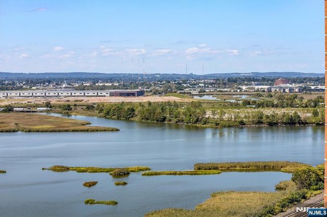 1705 Harmon Cove Tower, Secaucus, NJ 07094