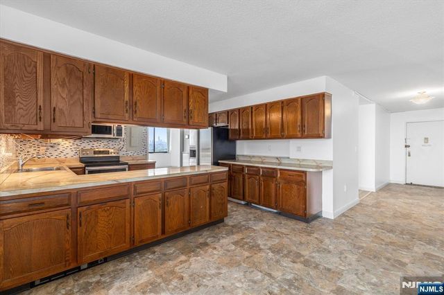 1705 Harmon Cove Tower, Secaucus, NJ 07094