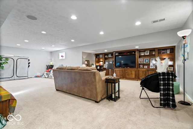 6532 Briarwood Place, Zionsville, IN 46077