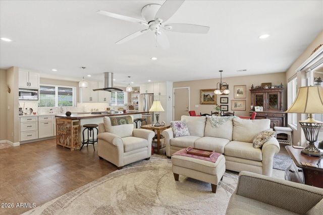 3922 E WHITTON Avenue, Phoenix, AZ 85018