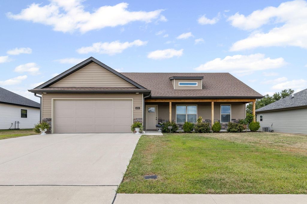 4000 CLYDESDALE DR, Columbia, MO 65202