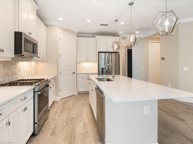 2306 Marquesa CIR, Naples, FL 34112