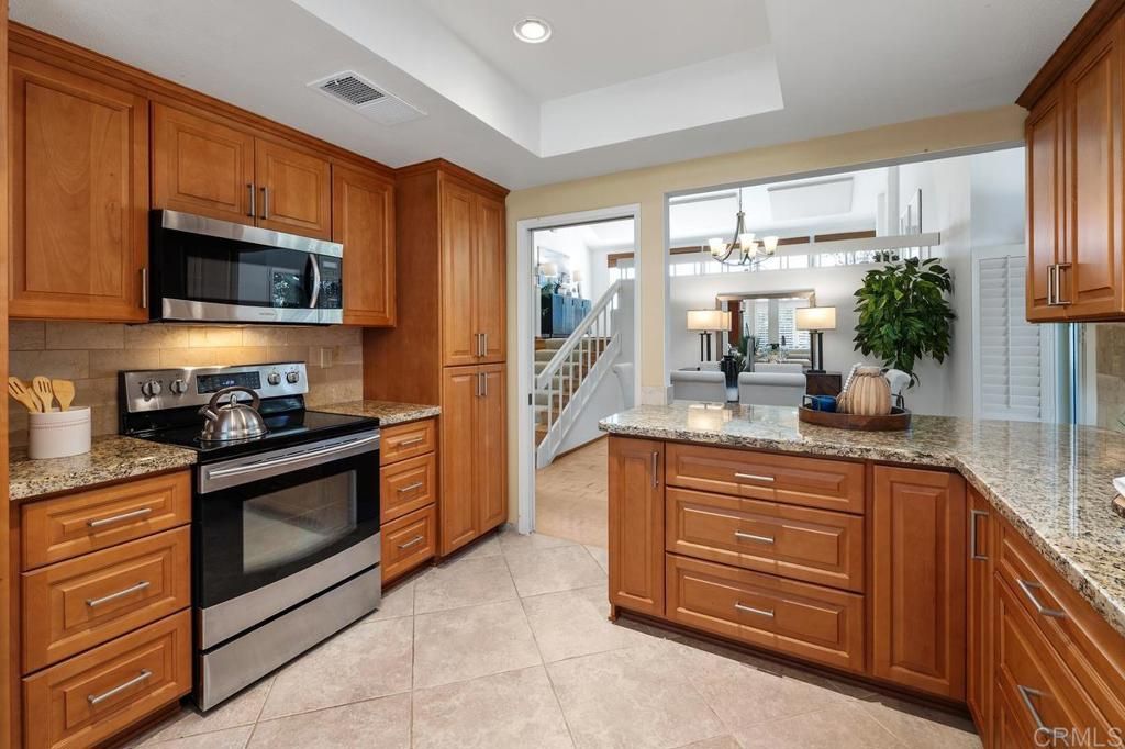 Image 11 of property listing at 2020 Caminito Circulo Sur, La Jolla, CA 92037