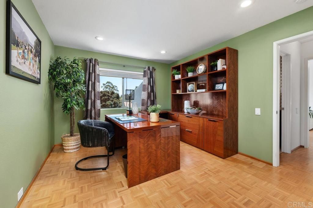 Image 13 of property listing at 2020 Caminito Circulo Sur, La Jolla, CA 92037