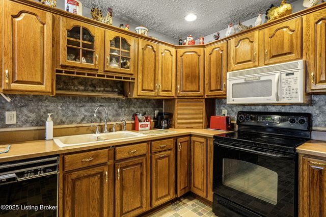 1640 Oriole Dr, New Albany, IN 47150