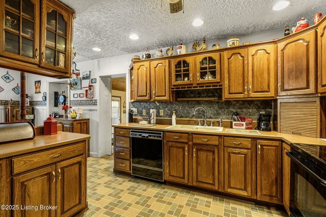 1640 Oriole Dr, New Albany, IN 47150