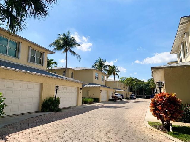 826 SE 4th Court, Deerfield Beach, FL 33441