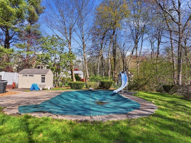 15 Briarwood Rd, Rutland, MA 01543