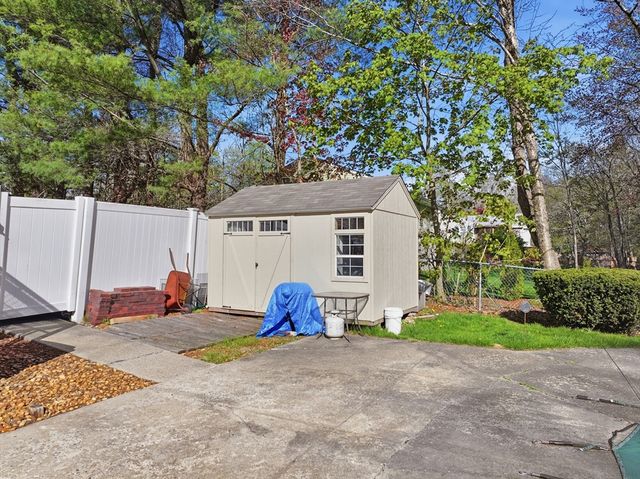 15 Briarwood Rd, Rutland, MA 01543