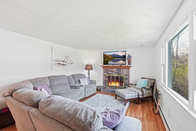 15 Briarwood Rd, Rutland, MA 01543