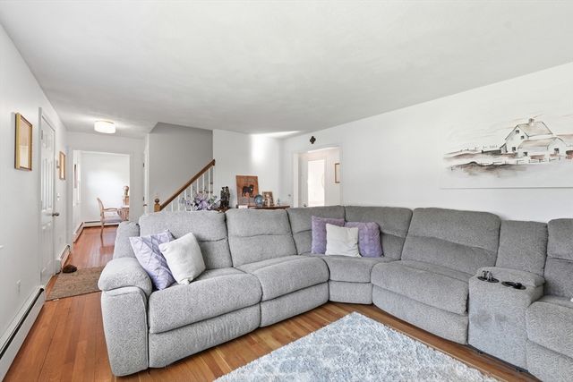 15 Briarwood Rd, Rutland, MA 01543