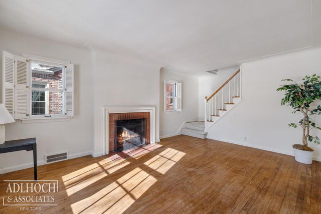 1394 Hampton Road, Grosse Pointe Woods, MI 48236