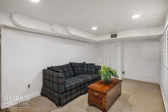 1394 Hampton Road, Grosse Pointe Woods, MI 48236