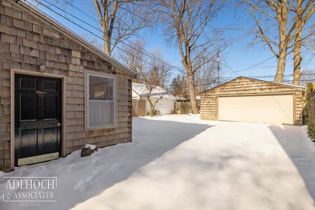 1394 Hampton Road, Grosse Pointe Woods, MI 48236