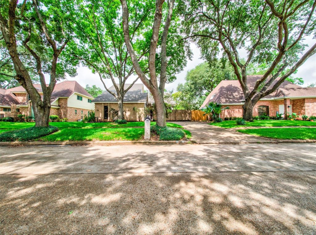 8022 La Brea Drive, Houston, TX 77083