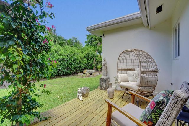 5 Gatehouse Road, Sea Ranch Lakes, FL 33308