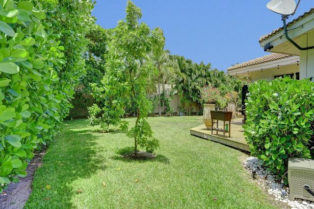 5 Gatehouse Road, Sea Ranch Lakes, FL 33308