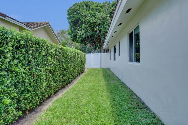 5 Gatehouse Road, Sea Ranch Lakes, FL 33308