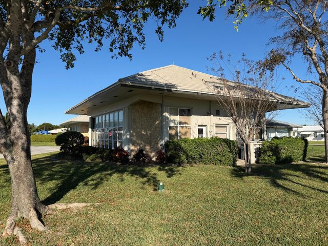 1113 Lake Terrace 205, Boynton Beach, FL 33426