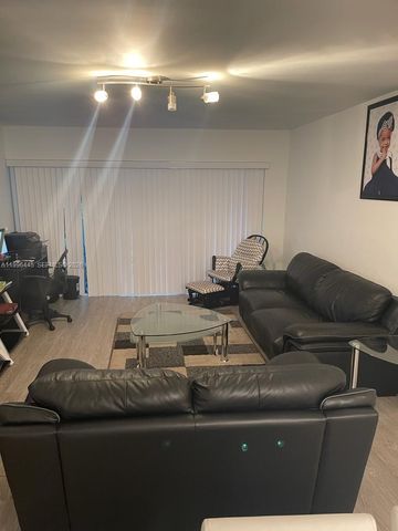 100 Lakeview Dr 207, Weston, FL 33326