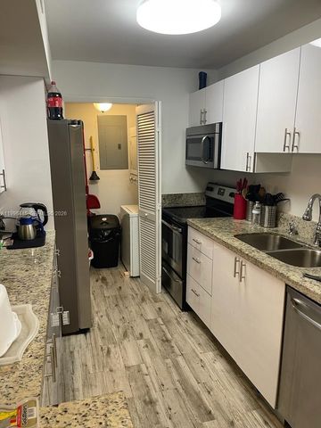 100 Lakeview Dr 207, Weston, FL 33326