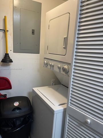 100 Lakeview Dr 207, Weston, FL 33326