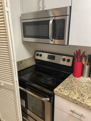 100 Lakeview Dr 207, Weston, FL 33326