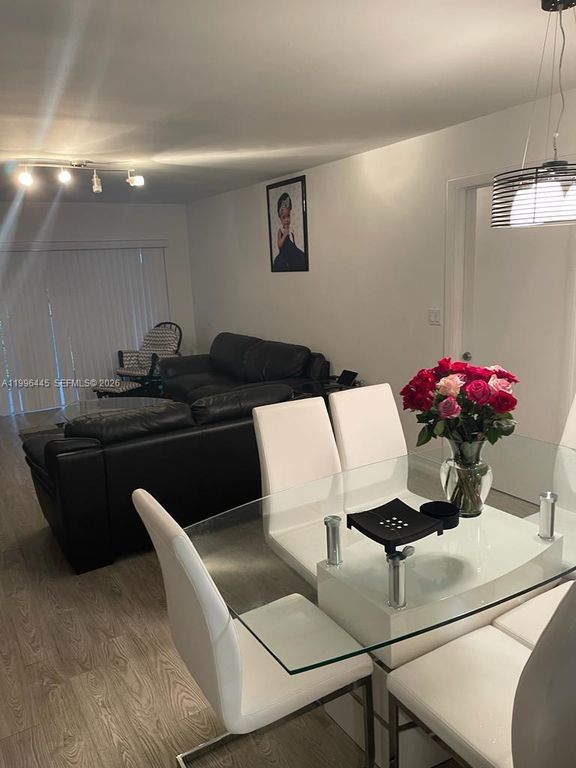 100 Lakeview Dr 207, Weston, FL 33326