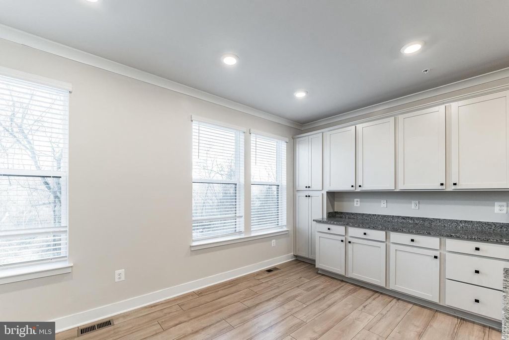Image 13 of property listing at 4404 ROLAND HEIGHTS AVE, Baltimore, MD 21211