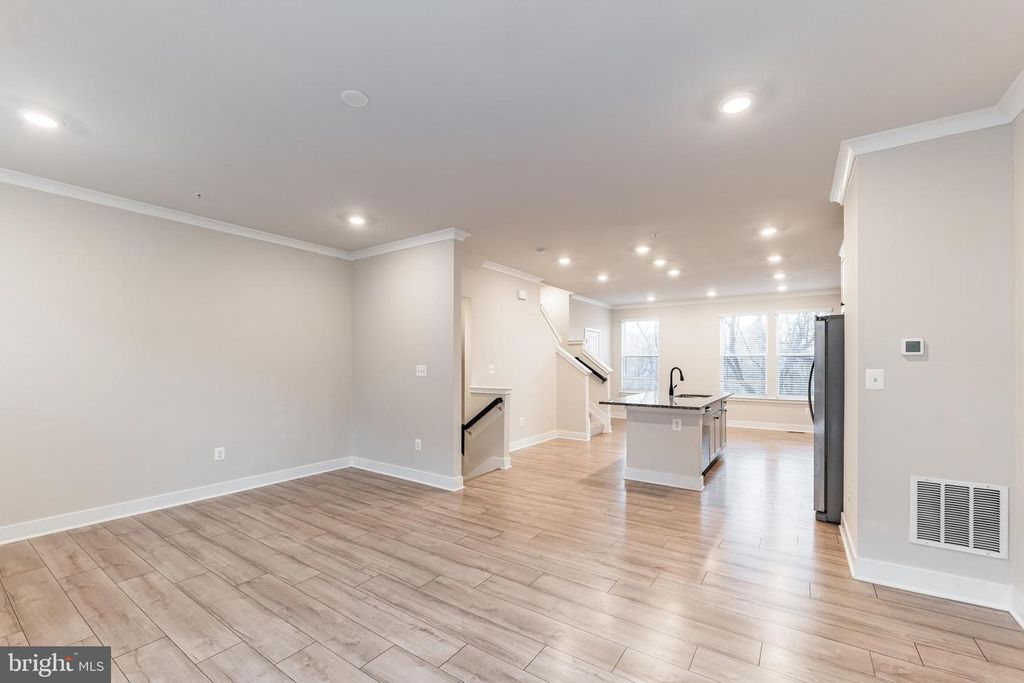 Image 14 of property listing at 4404 ROLAND HEIGHTS AVE, Baltimore, MD 21211