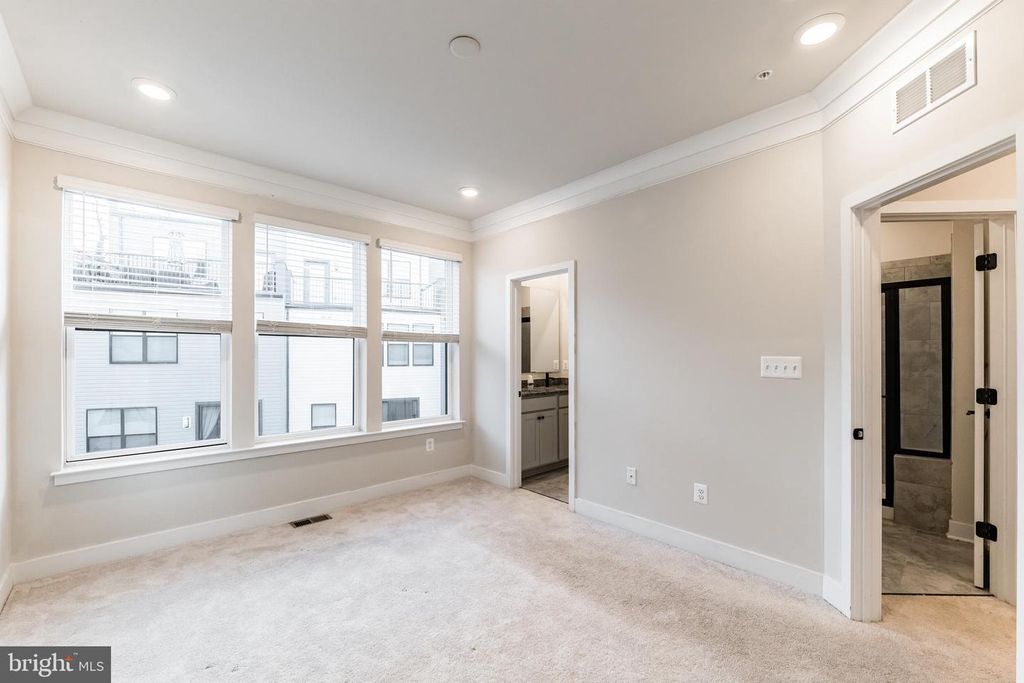 Image 19 of property listing at 4404 ROLAND HEIGHTS AVE, Baltimore, MD 21211