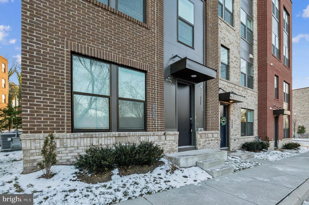 Image 2 of property listing at 4404 ROLAND HEIGHTS AVE, Baltimore, MD 21211