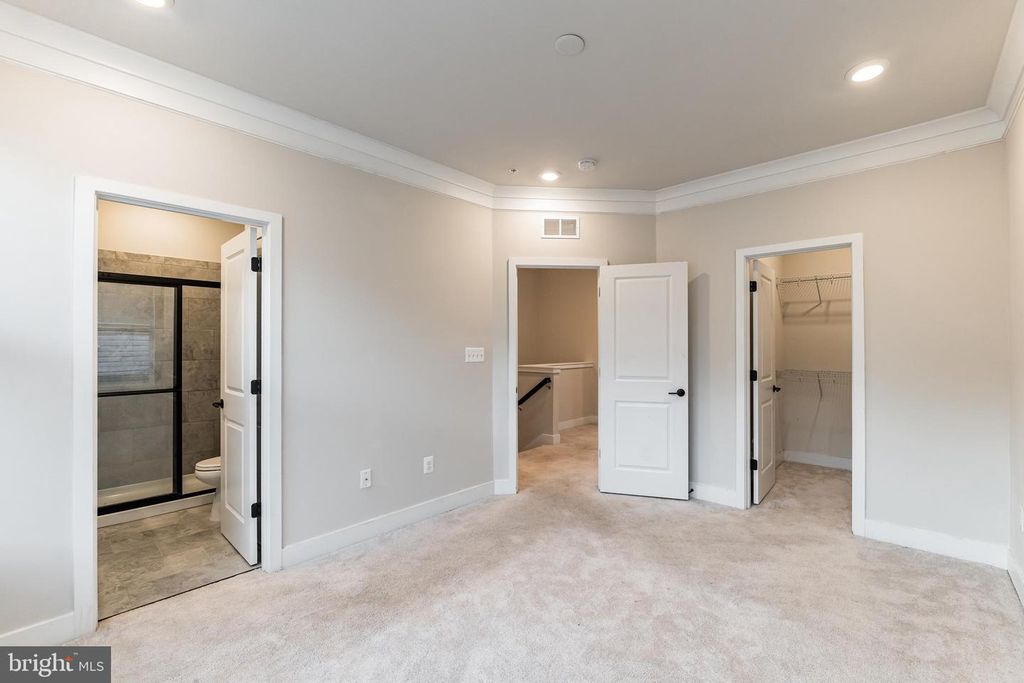 Image 20 of property listing at 4404 ROLAND HEIGHTS AVE, Baltimore, MD 21211