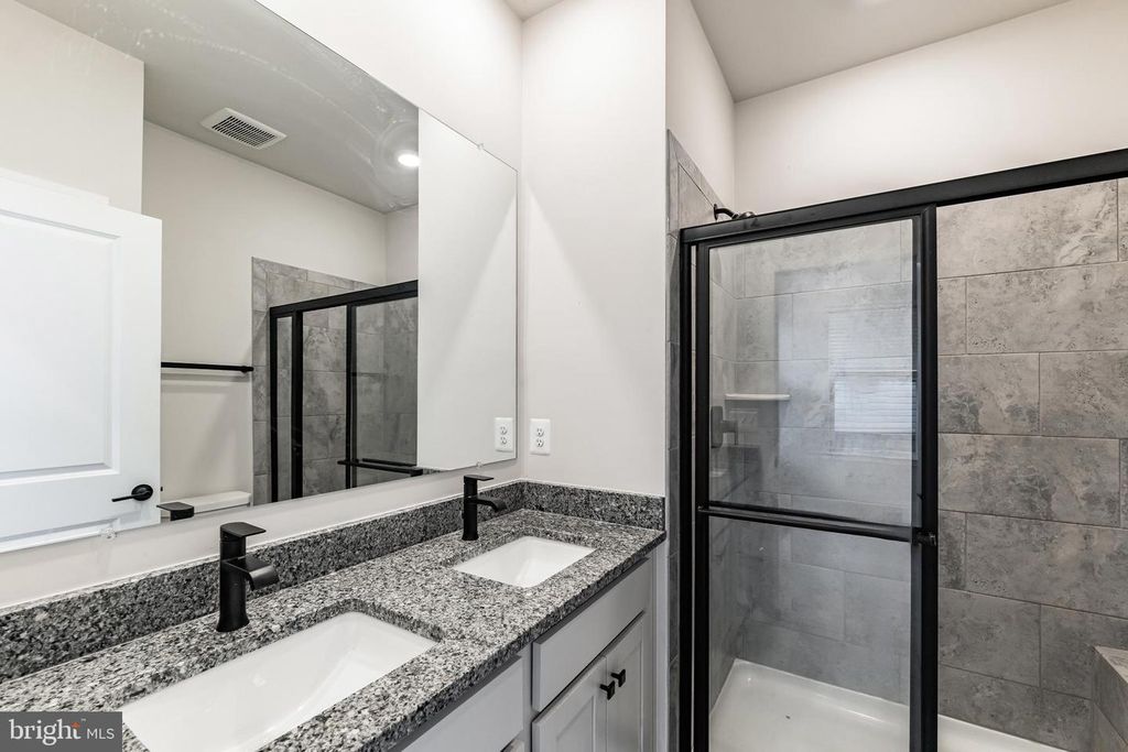 Image 21 of property listing at 4404 ROLAND HEIGHTS AVE, Baltimore, MD 21211