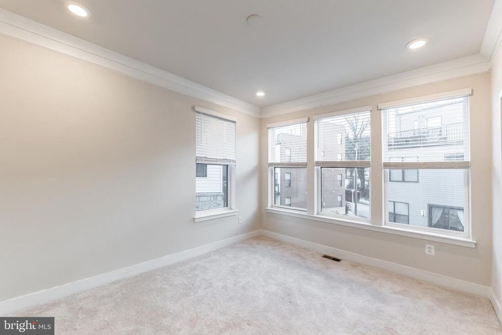 Image 23 of property listing at 4404 ROLAND HEIGHTS AVE, Baltimore, MD 21211