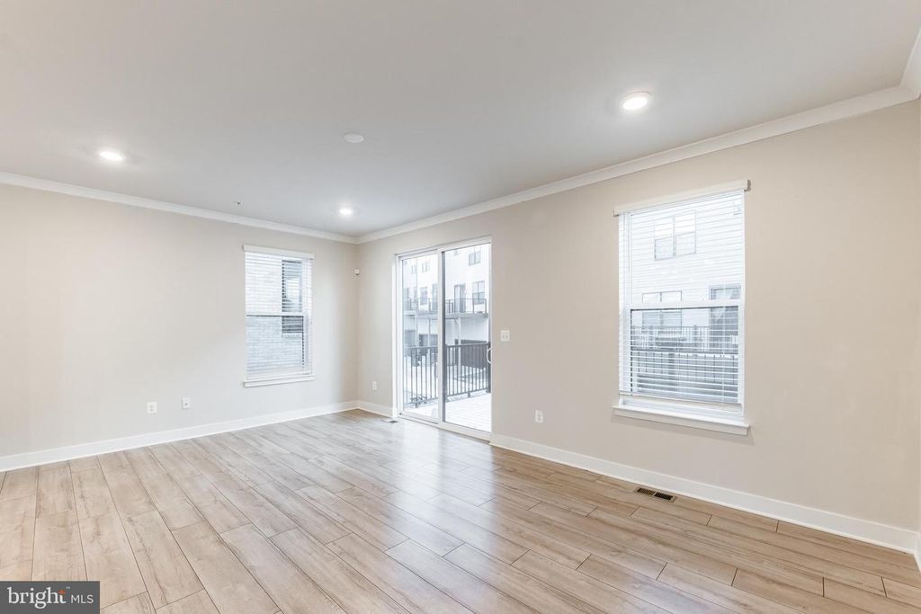 Image 4 of property listing at 4404 ROLAND HEIGHTS AVE, Baltimore, MD 21211