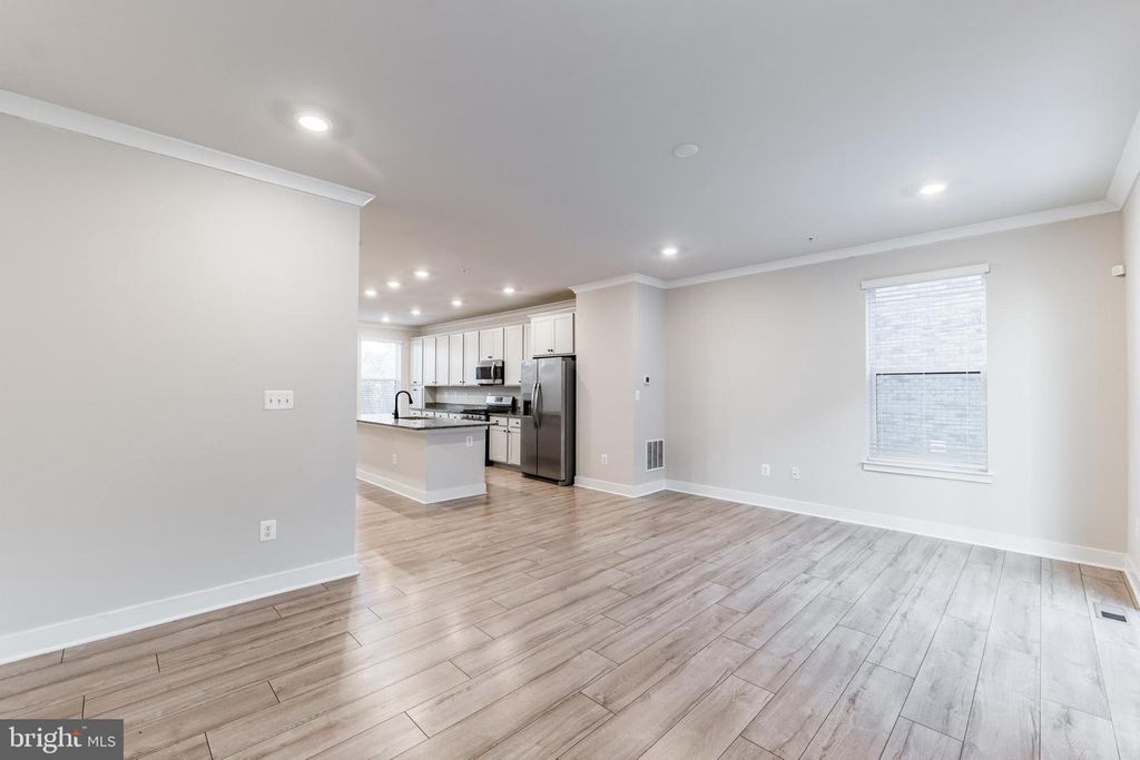 Image 5 of property listing at 4404 ROLAND HEIGHTS AVE, Baltimore, MD 21211
