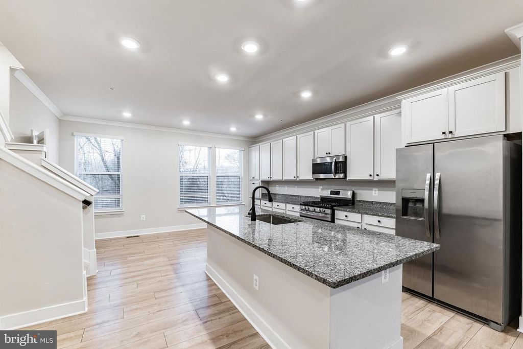 Image 6 of property listing at 4404 ROLAND HEIGHTS AVE, Baltimore, MD 21211