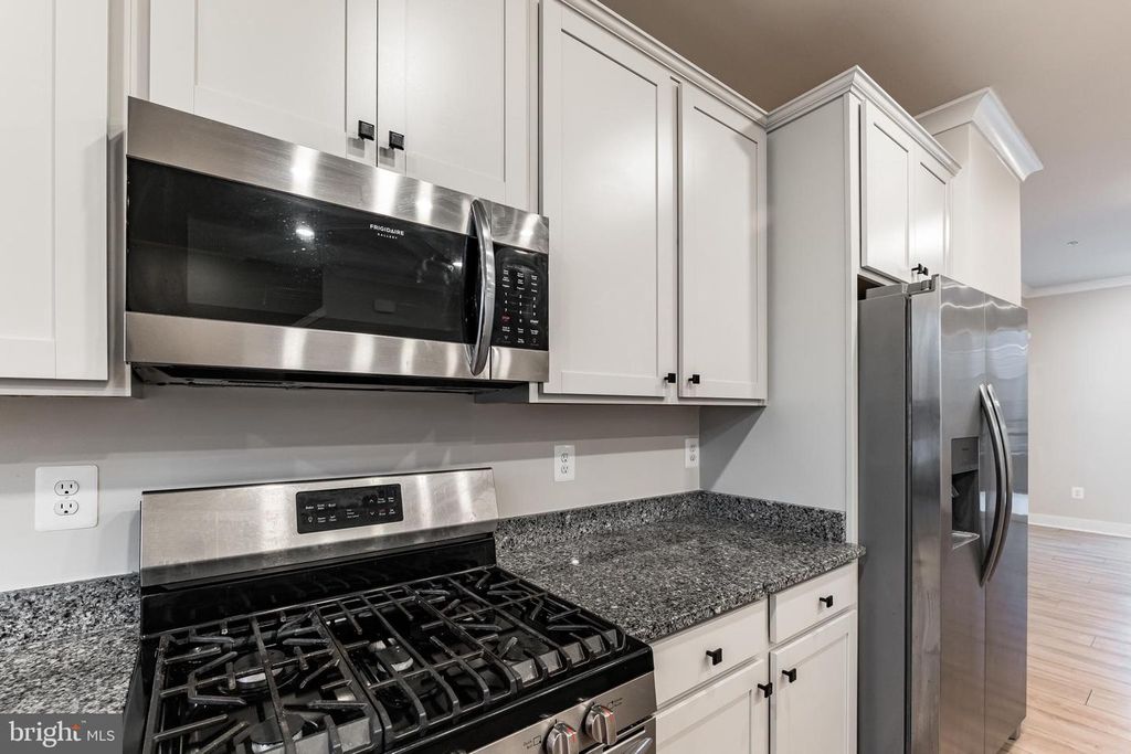 Image 9 of property listing at 4404 ROLAND HEIGHTS AVE, Baltimore, MD 21211