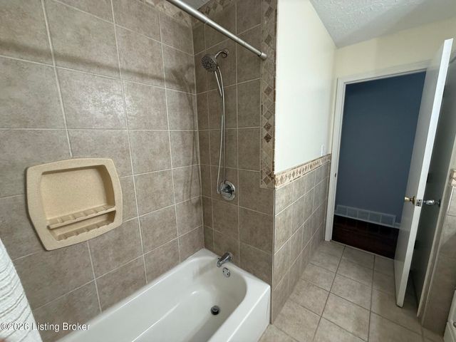 2444 Bradley Ave, Louisville, KY 40217