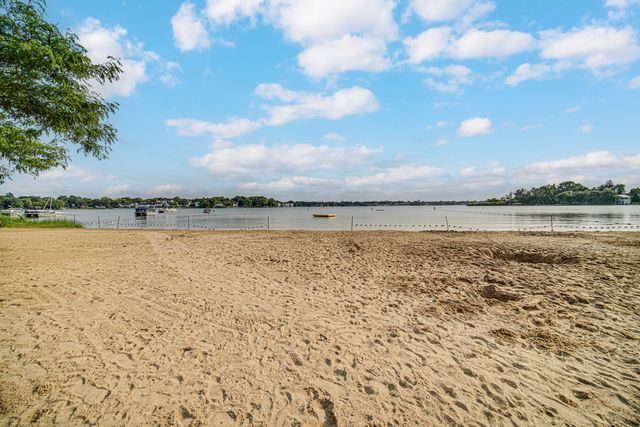909 Pershing Drive, Wauconda, IL 60084