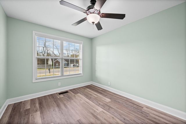 206 Azalea Dr, Oak Grove, KY 42262