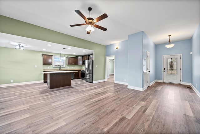 206 Azalea Dr, Oak Grove, KY 42262