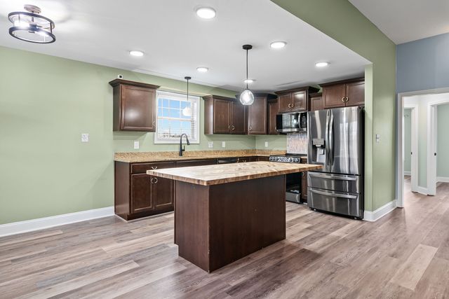 206 Azalea Dr, Oak Grove, KY 42262