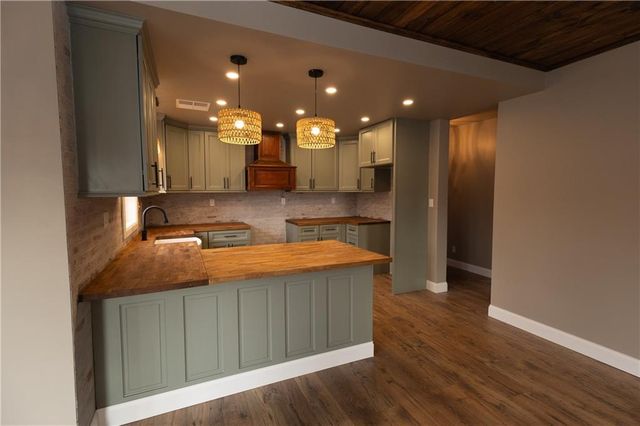 901 E 4th Street, Altamont, KS 67330