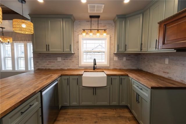 901 E 4th Street, Altamont, KS 67330